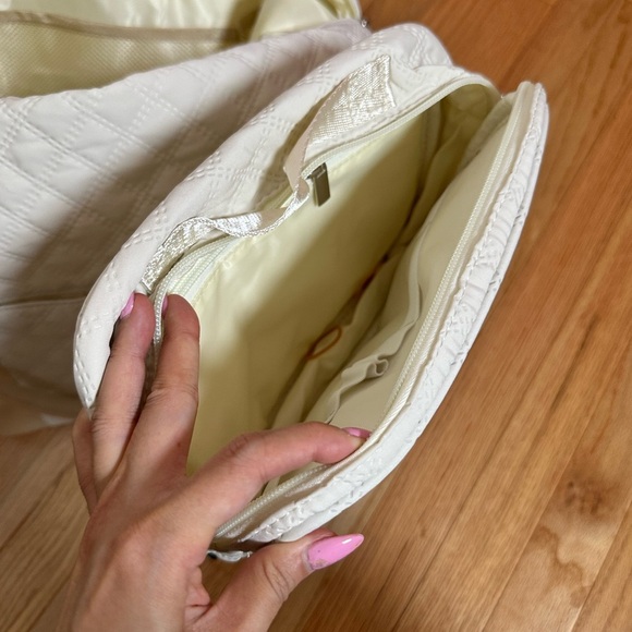 NWT Cream Quilted Weekender Travel Bag with Toiletry/purse bag included - Picture 6 of 7
